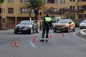 Una furgoneta se salta el bordillo e invade la glorieta de El Roque (Telde)/TA.